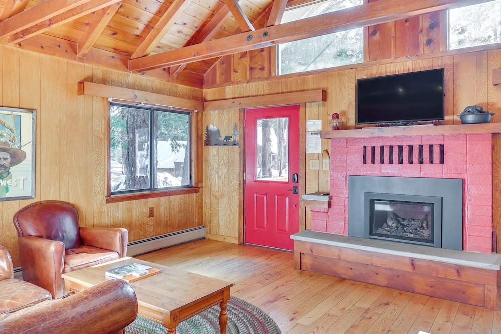 < 2 Blocks to Lake Tahoe: Family Home Near Skiing