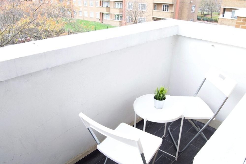 Modern 1 Bedroom in Shadwell With Balcony