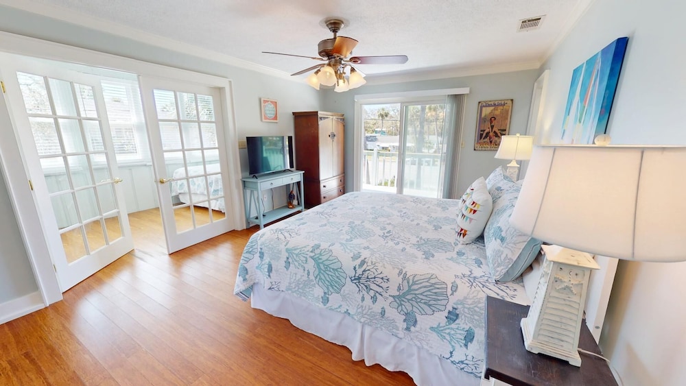 Peach on the Beach by Tybee Vacation Rentals