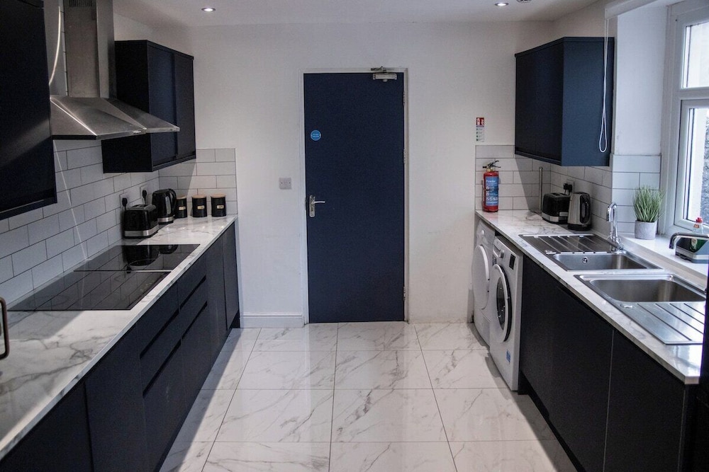 City Centre 6-bed Swansea Getaway