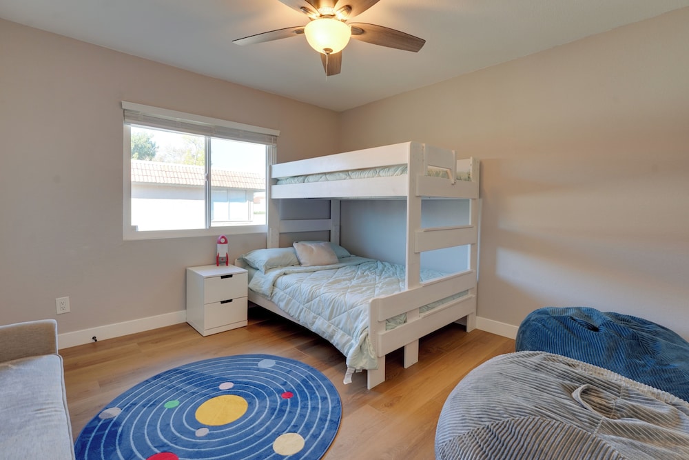9 Mi to Downtown Tempe: Condo w/ Pool Access