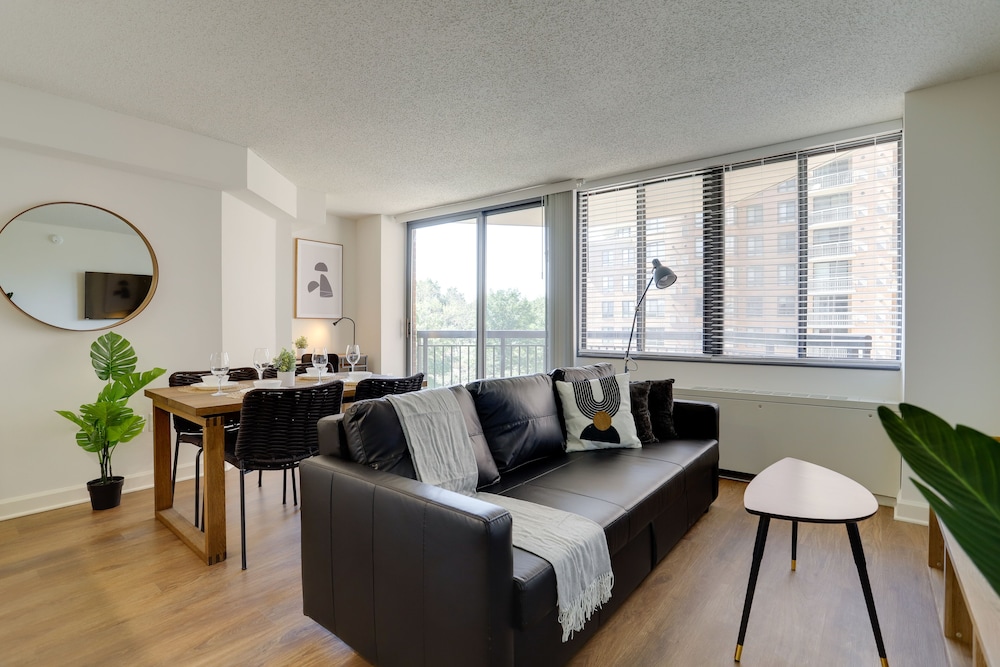 Luxury Apt with Rooftop Pentagon City view 5