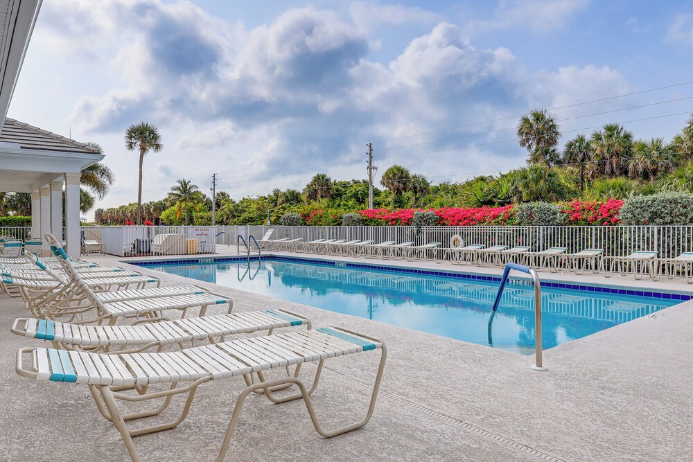 Walk to Blue Heron Beach: 1st-floor Lakefront Unit