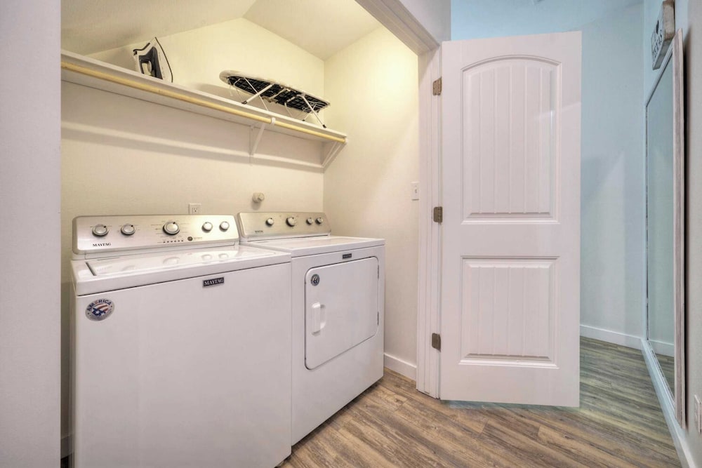 Sleeps 29, 3 Homes Beachside Resort Pool, Walk to the Beach