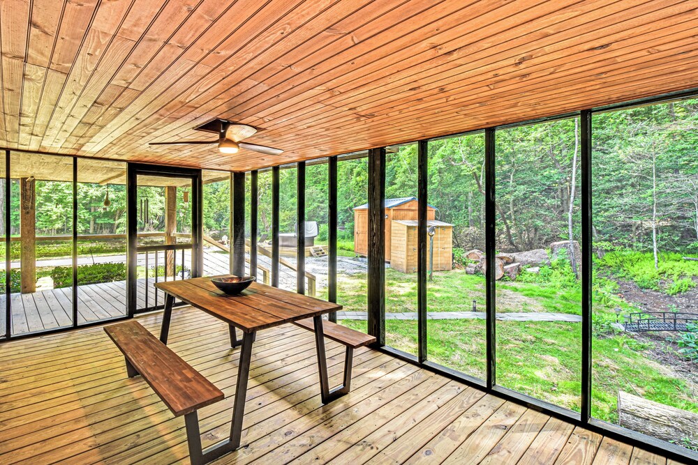 'the Cabin at Dukes Creek' w/ Fire Pit & Hot Tub!
