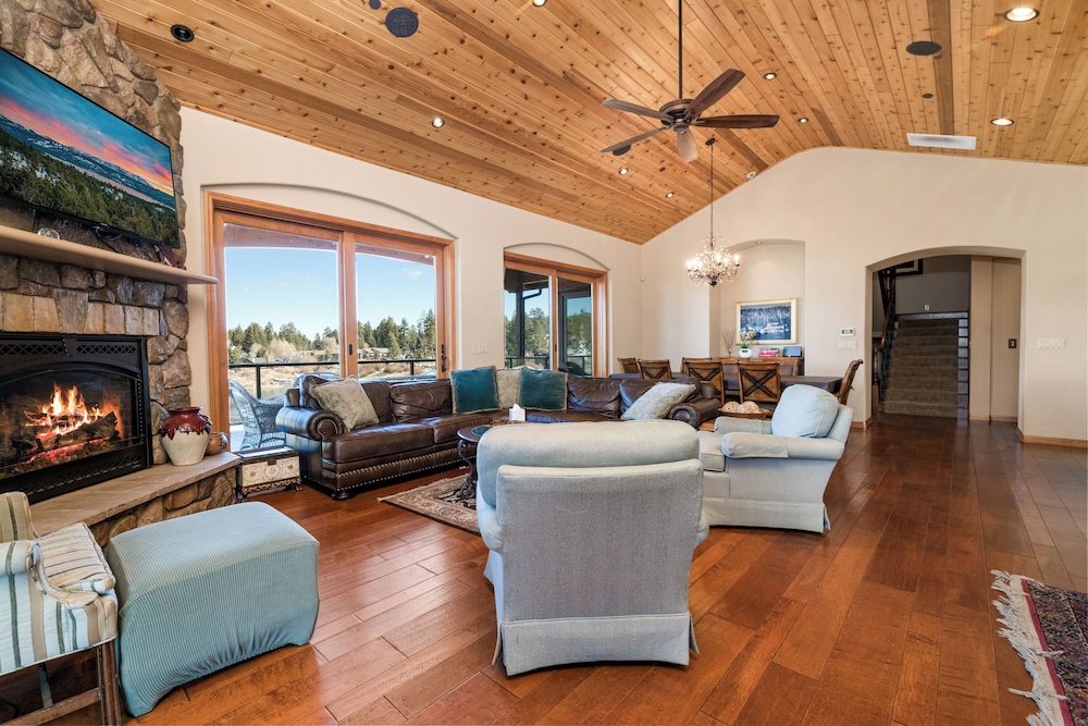 Boulder Cove Lakefront Estate