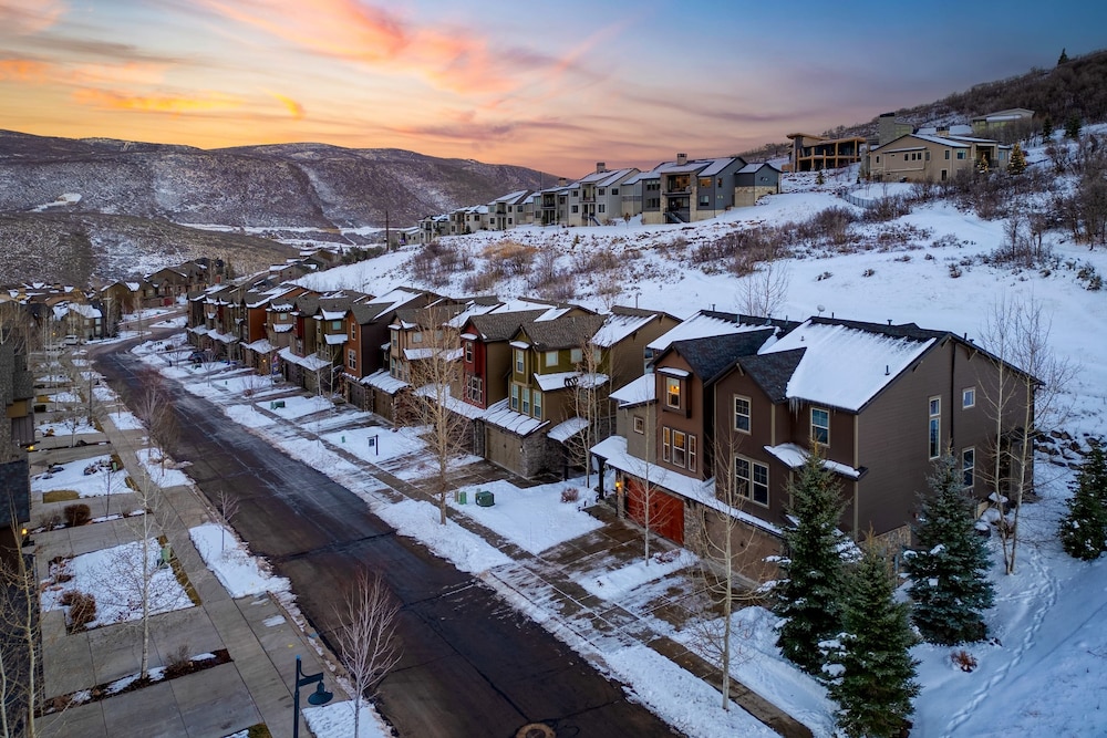Abigail Drive Year-round Retreat With Hot Tub Near Park City Adventures Skiing