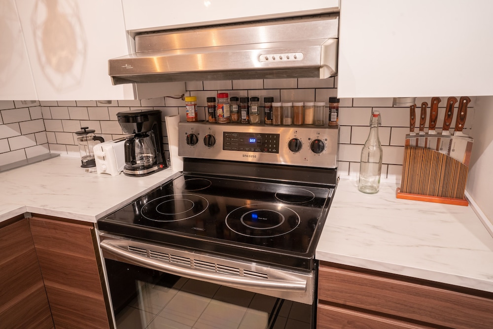 SUPERB 1 Bed Apt. Steps Away From Metro