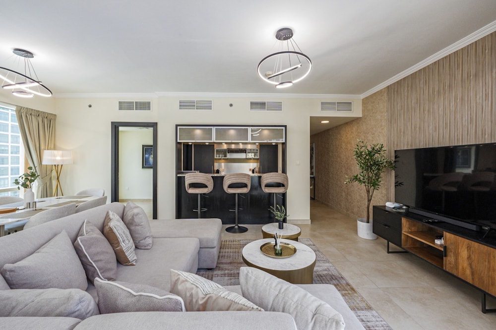 Luxurious Waterfront Stay at Al Majara Dubai Marina