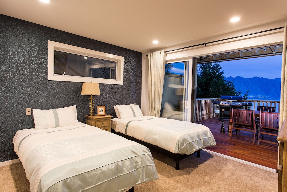 Sagittarius DH Lake View Villa