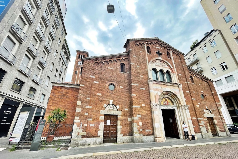 Corso Venezia - Elegant 1 BR apt With Shared Rooftop Terrace in the Heart of Milan