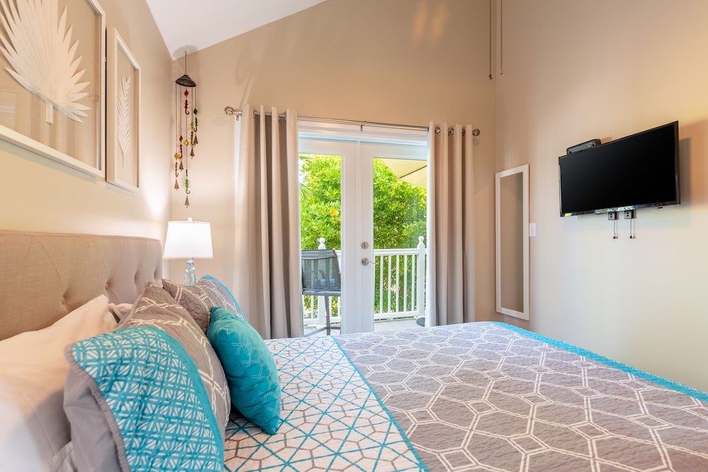 Parrot Perch by Avantstay Old Town Key West w Shared Pool Week Long Stays Only