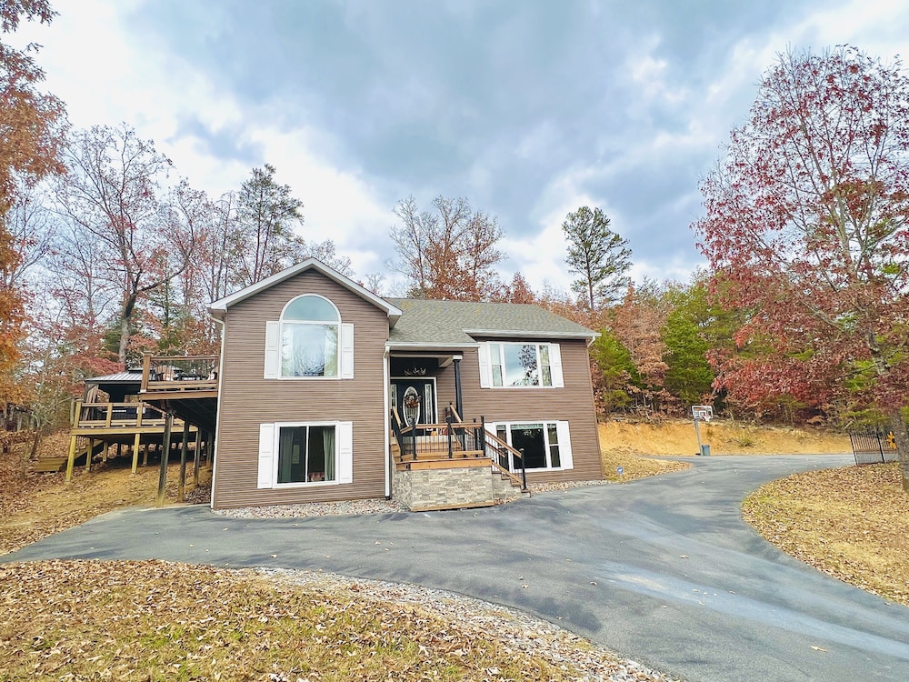 Rustic Hideaway 4 Bedroom Cabin by RedAwning view 5