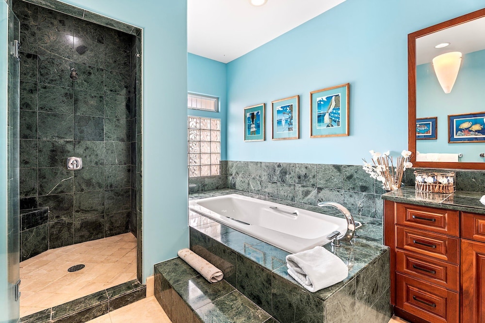 Close to Beaches & Restaurants - Spacious Townhome - Concierge Incl- Vrkcv