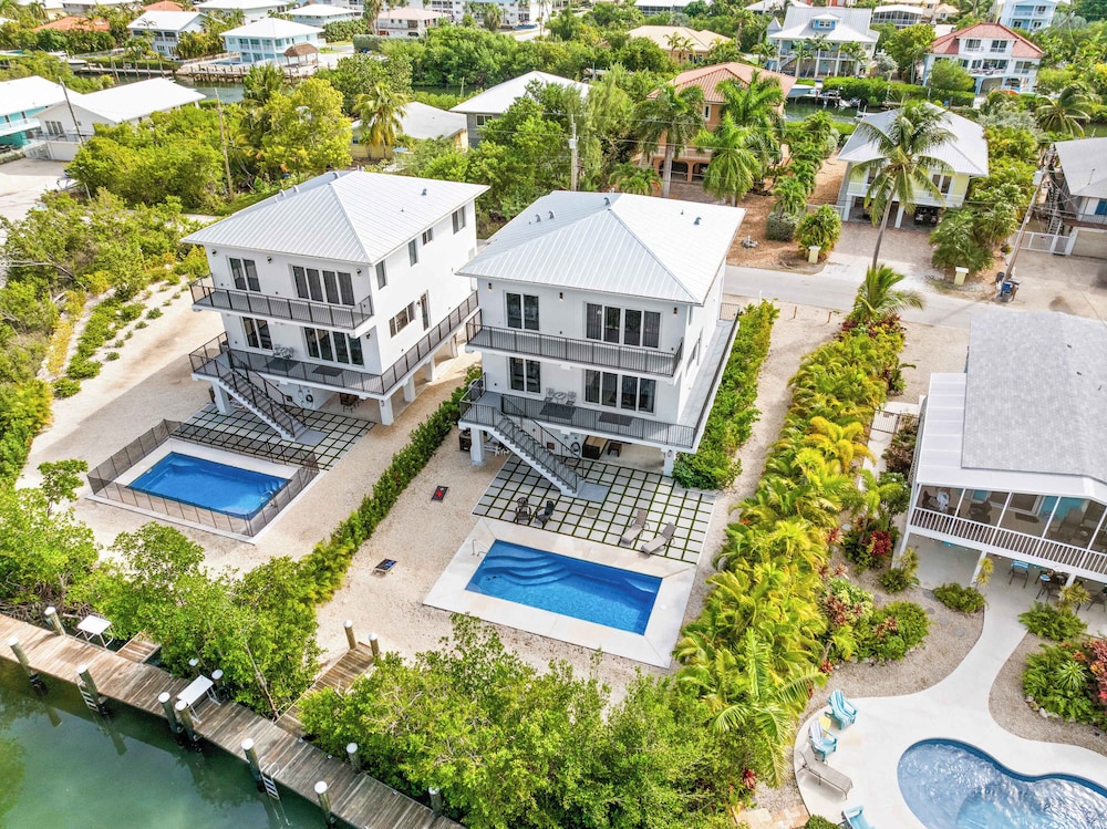 Isla Luna Waterfront Oasis Pool Dock Kayaks