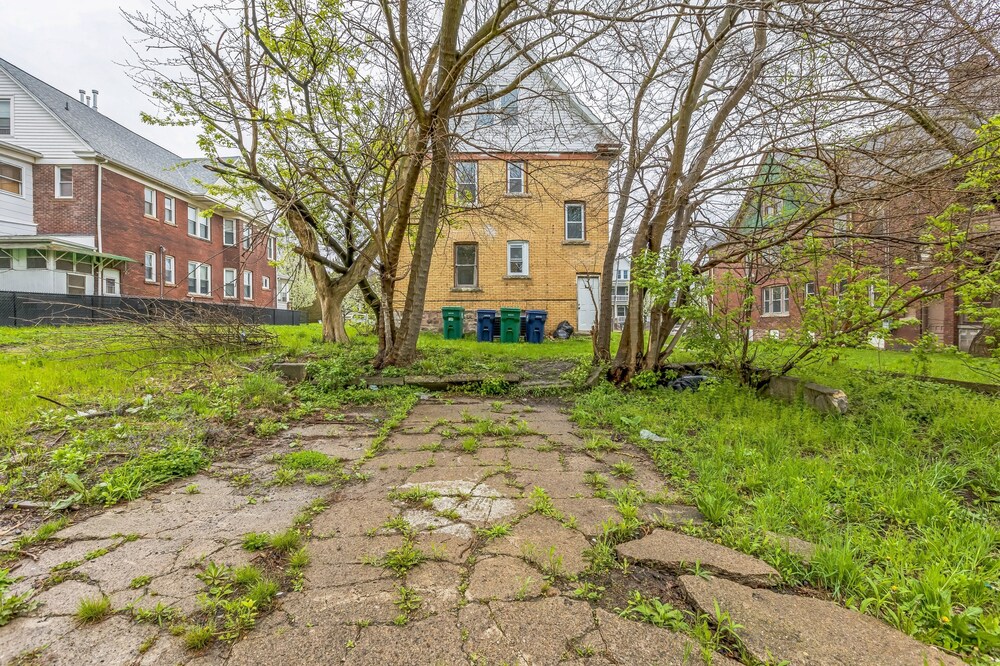 Comfy 3br Flat Close To The Falls 3 Bedroom Apts