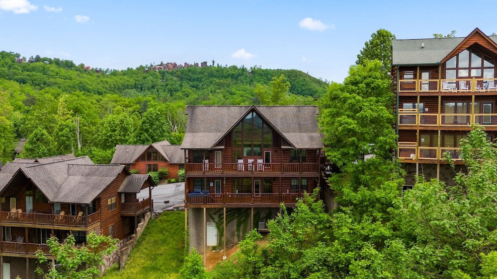 Panoramic View 6 Bedroom Cabin by RedAwning view 3