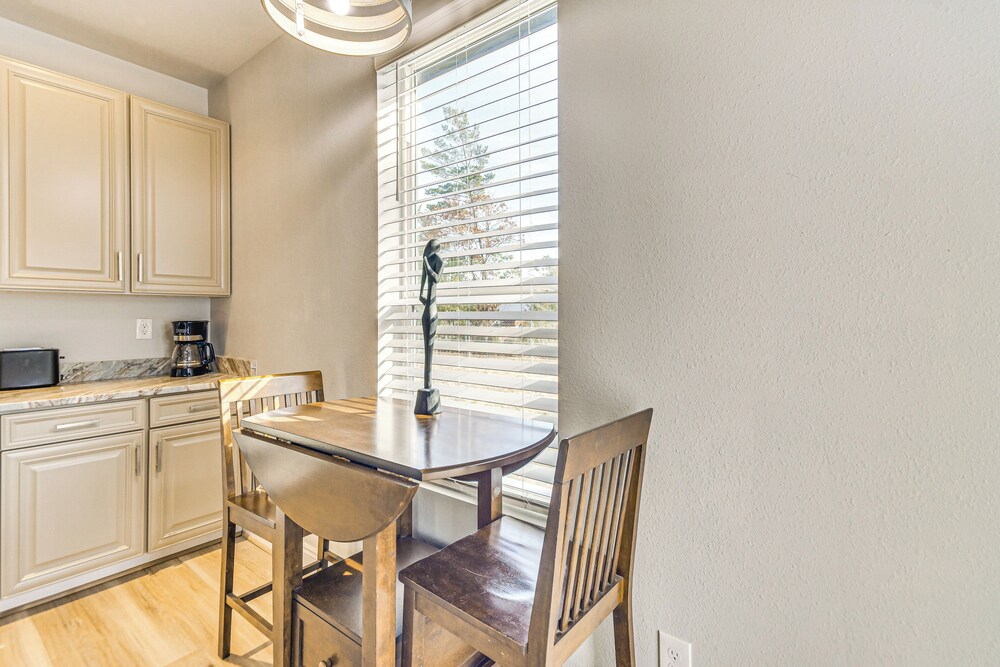 6 Mi to Navarre Beach: Spacious Family Retreat!