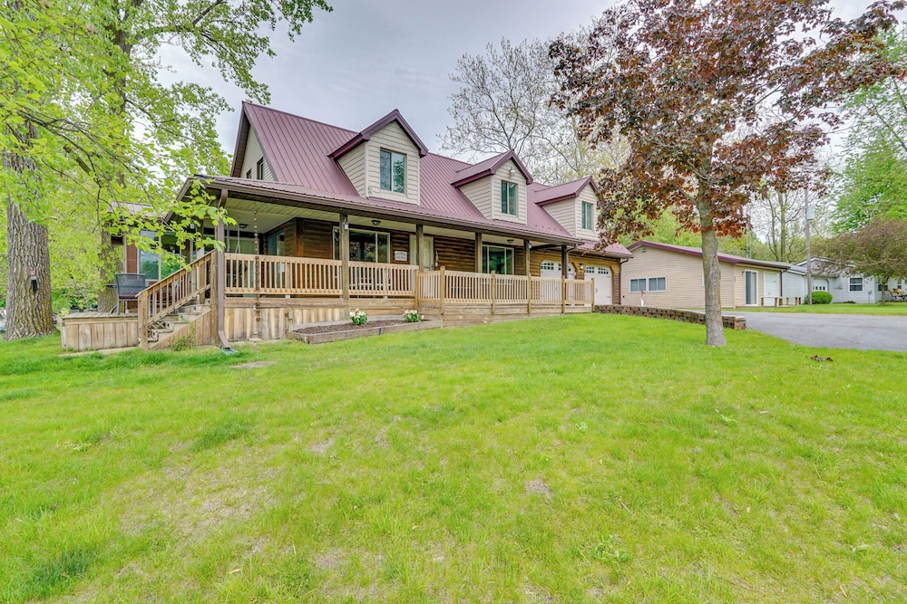 Lakefront Getaway w/ Fire Pit in Akron