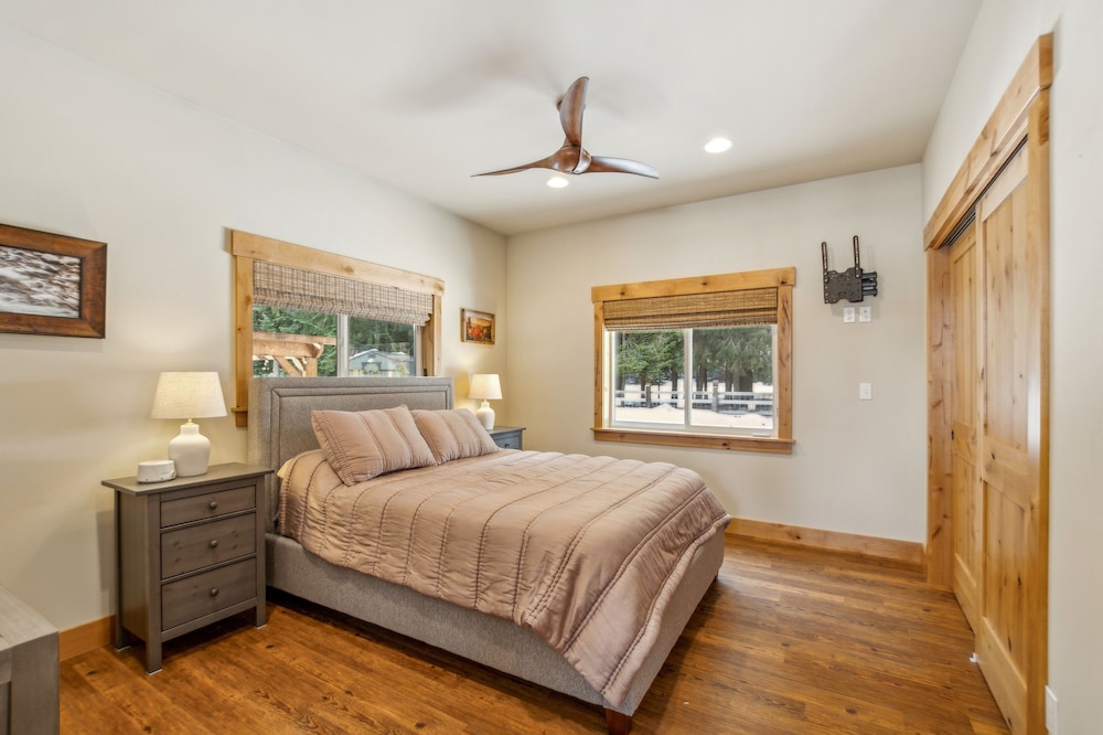 Mountain Retreat With Hot Tub, Game Room And Yard 3 Bedroom Home