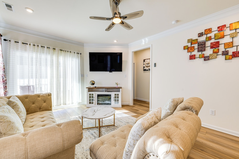 12 Mi to Dtwn Richmond: Spacious Home w/ Deck!