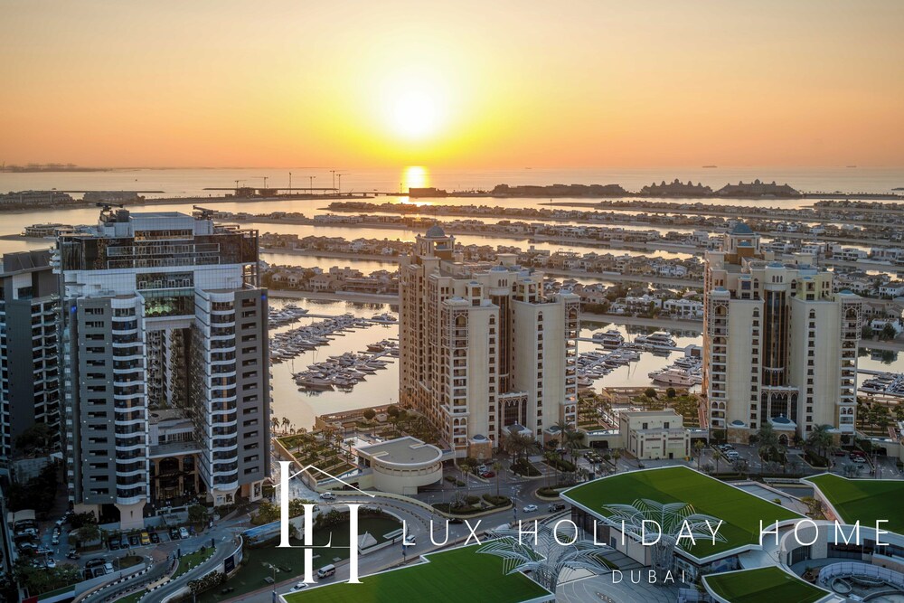 LUX Iconic Views at Palm Tower Studio