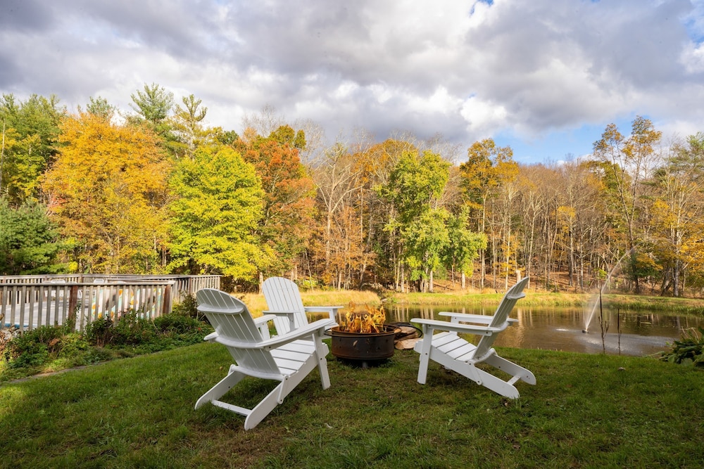 Cortland by Avantstay Charming Heritage Estate w Private Lake Pool
