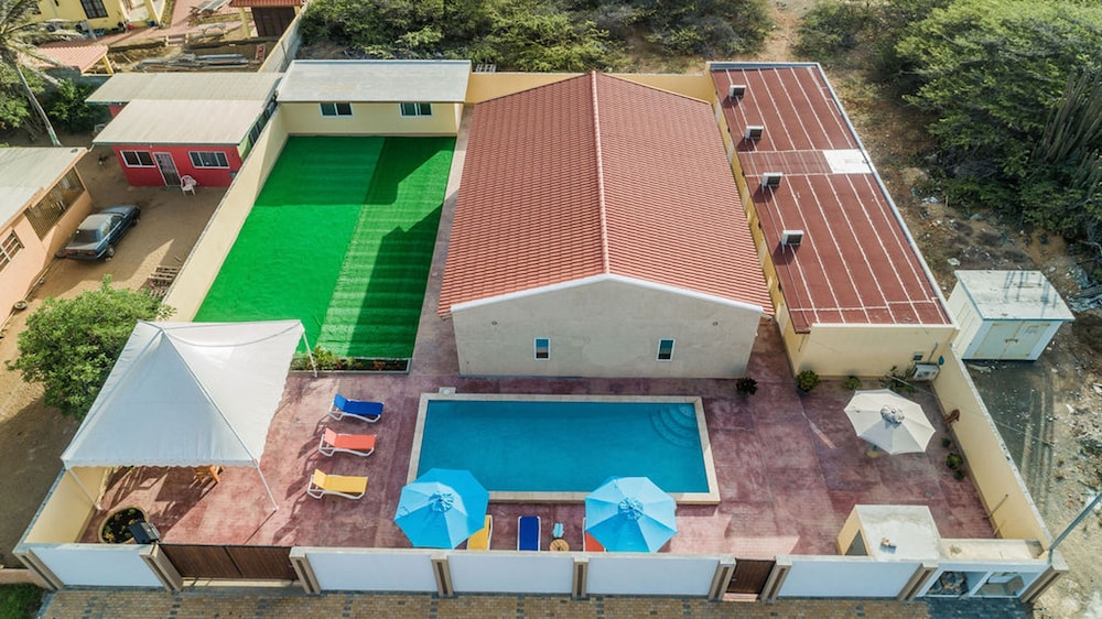 King Size Bed Studio w Pool Close to Beaches