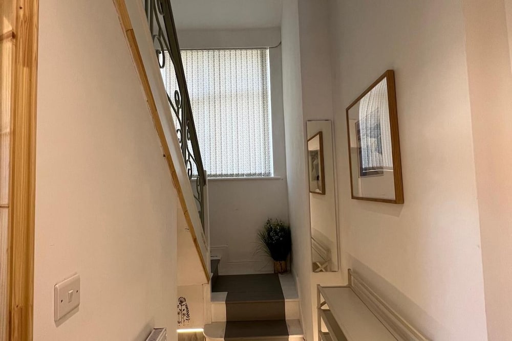 Family/small Group-wifi-parking-garden-sleeps 6