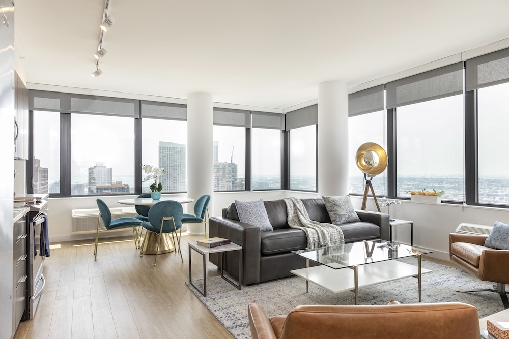 Deedee's Sky Rise Apartments - Newport 2