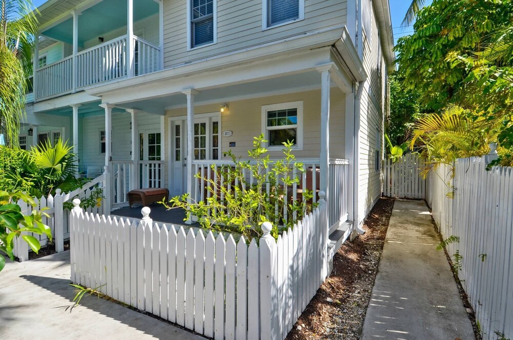 Linger Longer by Avantstay Key West Walkable Gated Community, Shared Pool Month Long Stays Only