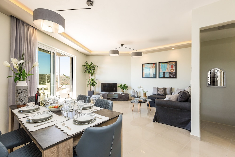 Three Moirai Villa With 2 Heated Pools