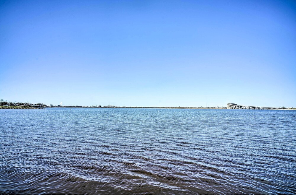 Cozy Lake Charles Studio w/ Golf Course Views view 2
