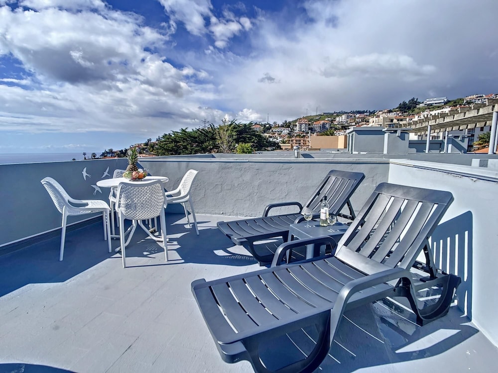 The Sunny Apartment by Atlantic Holiday view 3