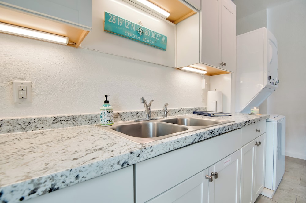 Walk to Beach: Dog-friendly Gem in Cocoa Beach!