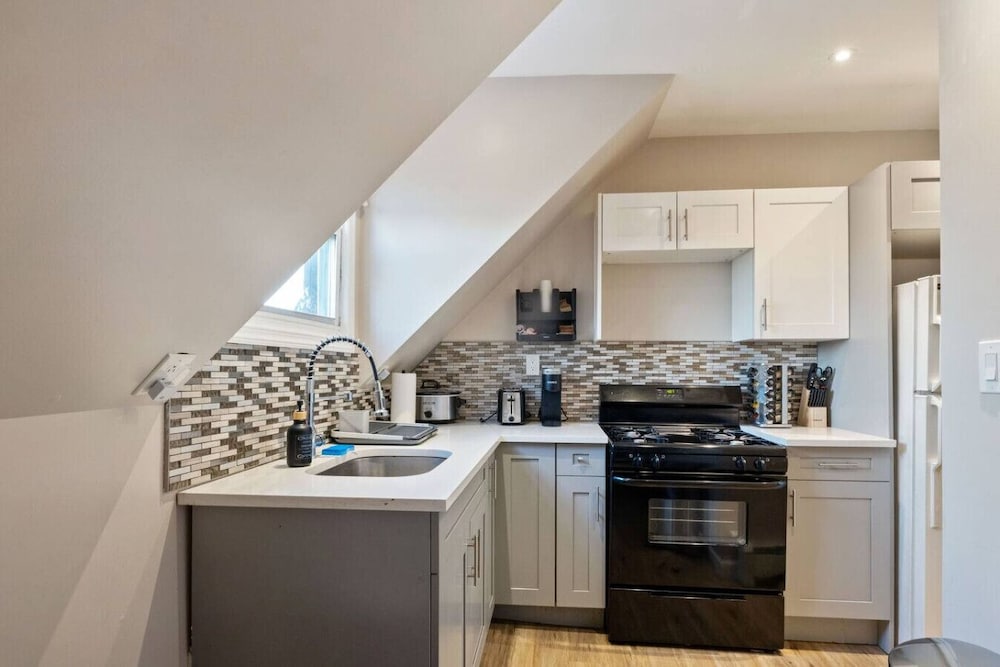 Modern 2BR Near NYC With Free Parking Workspace