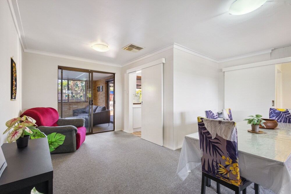 4BR Pool House Close to Shops