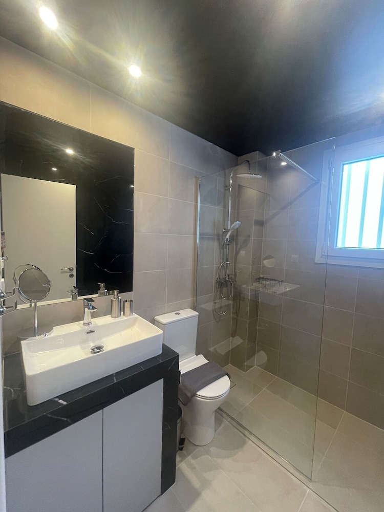 Spacious Seaside Flat at Alimos