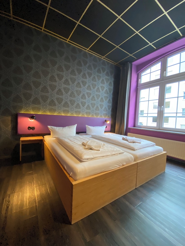 Singer109 Hostel