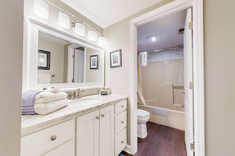 2BR Peaceful Home w/ Pool, Golf, Marina, W & D