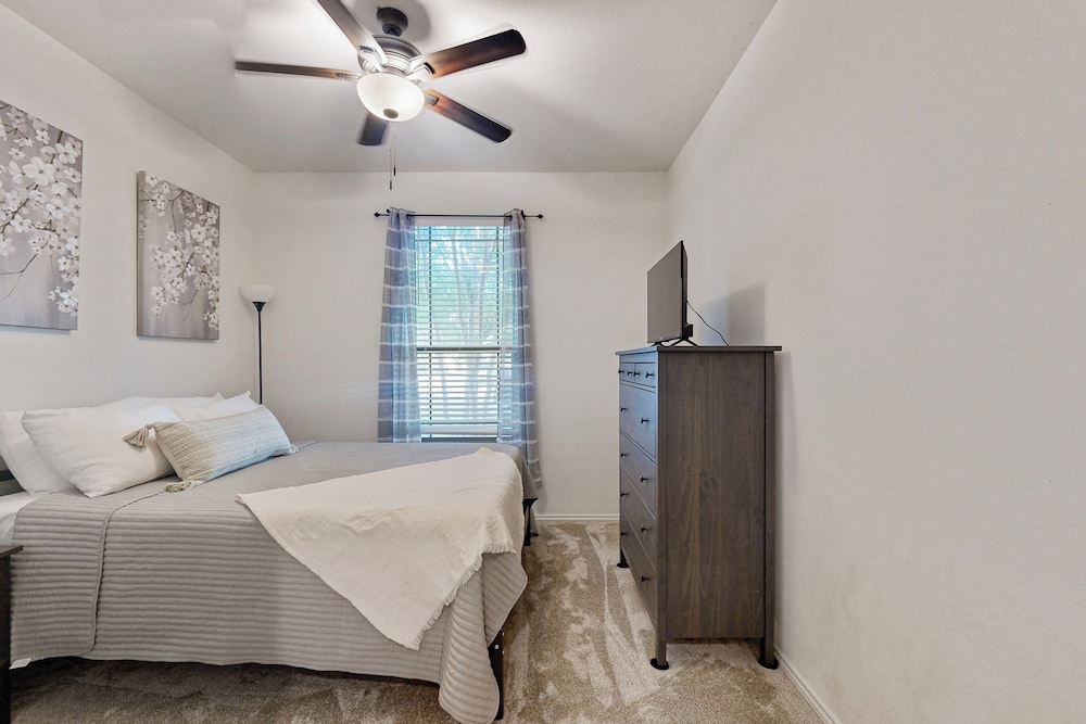 Inviting Home w/ Enlosed Yard & Gas Grill