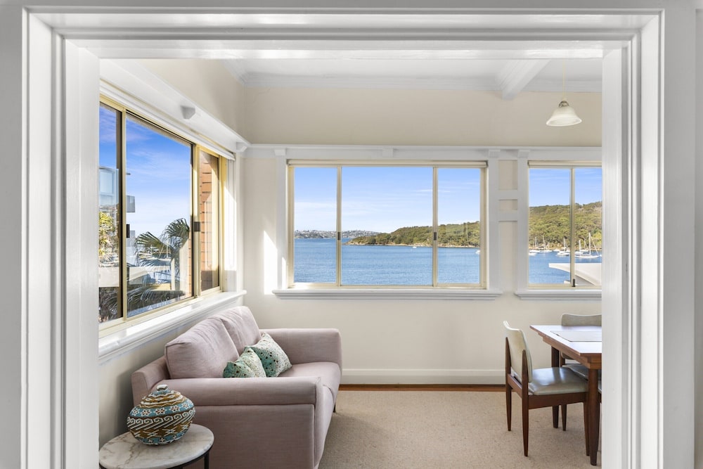 Fairlight 2-bed Apartment Steps From the Beach