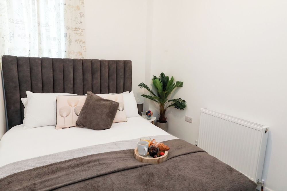 Victoria Road Apartment in Stoke