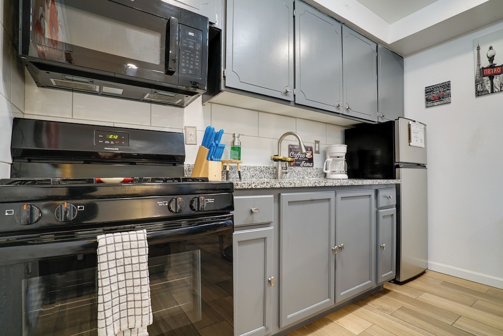 4 Mi to Dtwn El Paso: Pet-friendly Apartment!