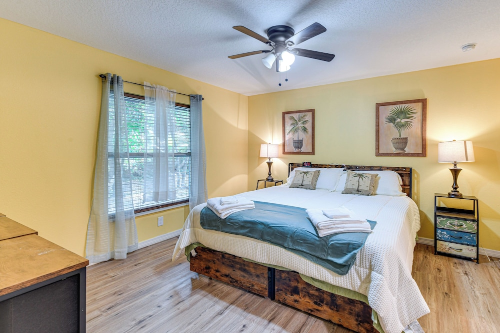 4 Mi to Bradenton Riverwalk: Cozy Home w/ Patio!