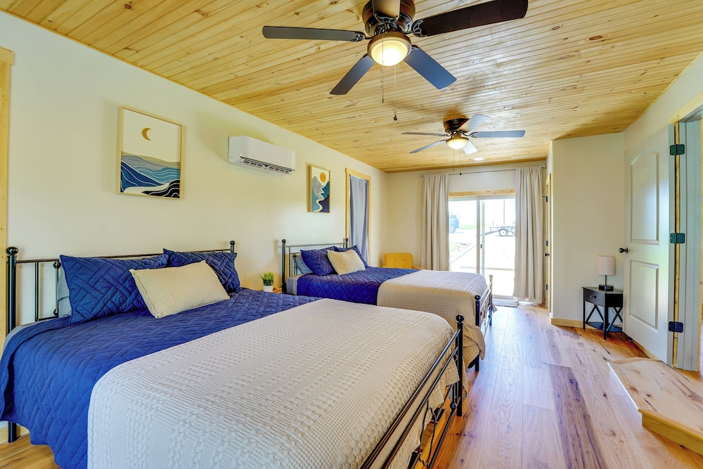Near Table Rock Lake: Family Home w/ Deck & Views