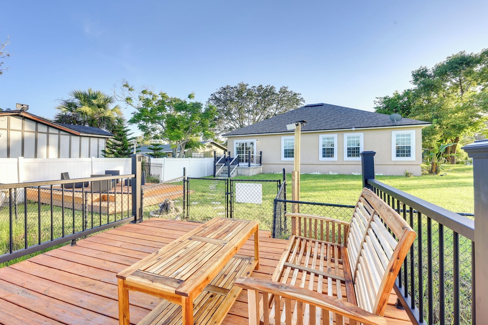 7 Mi to Dtwn Jacksonville: Riverfront Home w/ Deck
