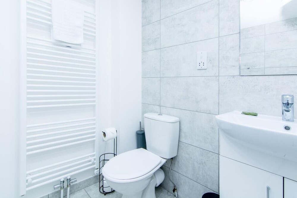Stunning 2bed Flat in Bond House view 2