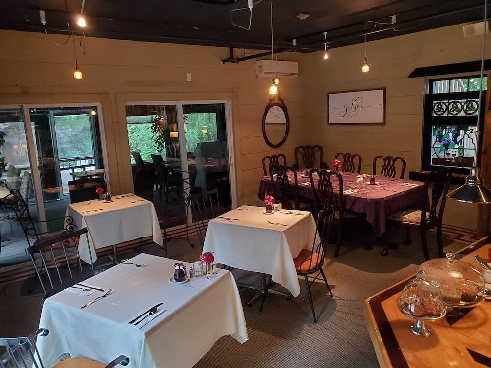 PineCrest Inn