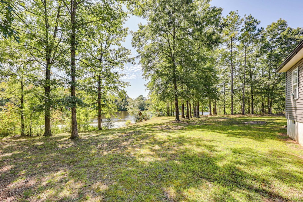 Waterfront Home w/ Deck & Yard, 4 Mi to Farmville!